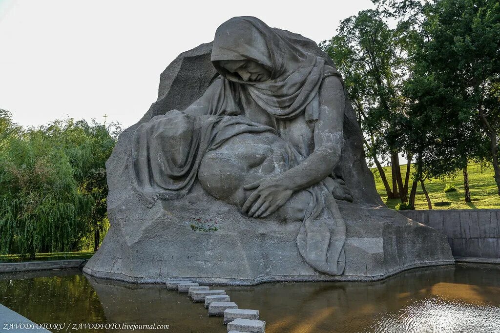 Теппо колыбель скорби. Площадь скорби на Мамаевом Кургане. Волгоград скульптура скорбь матери. Мамаев Курган Волгоград Скорбящая мать. Скульптура Скорбящая мать на Мамаевом Кургане.