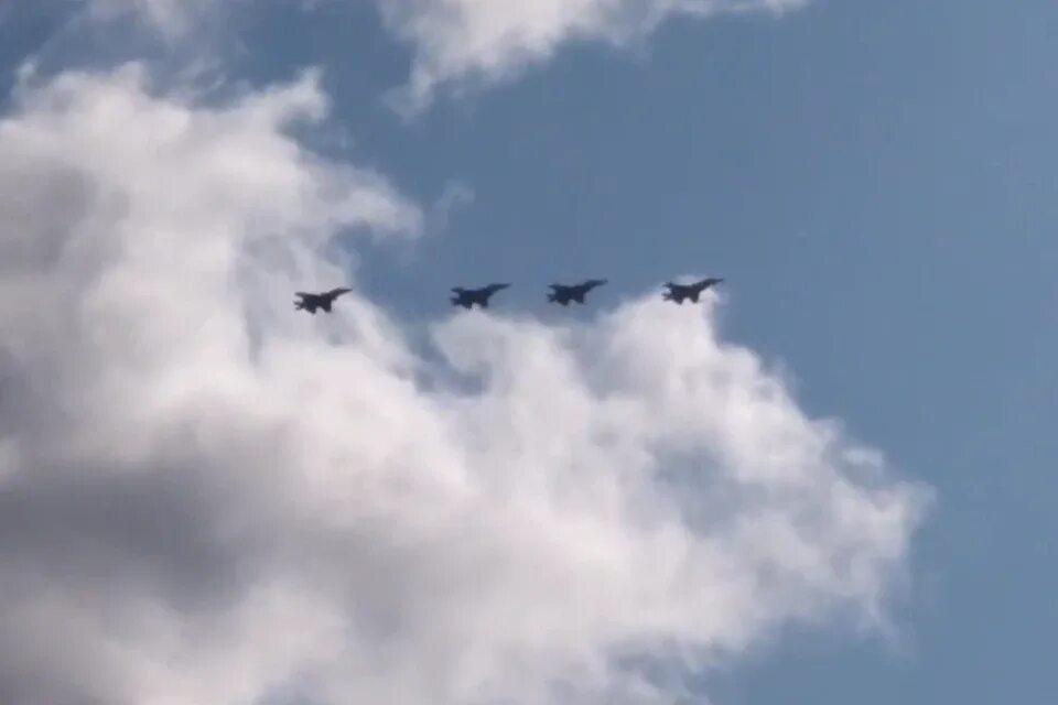 Самолет над петербургом. Аэропорт самолёт в петербург. Истребители над санкт-петербургом. Аэропорт пулково взлет самолёт. Пулково аэропорт с птичьего полета.