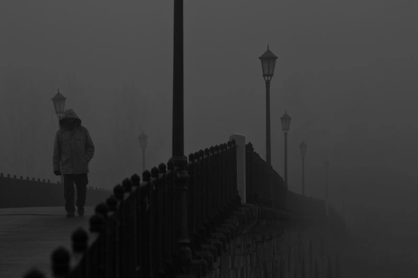 Я иную мир иной иду по мостовой