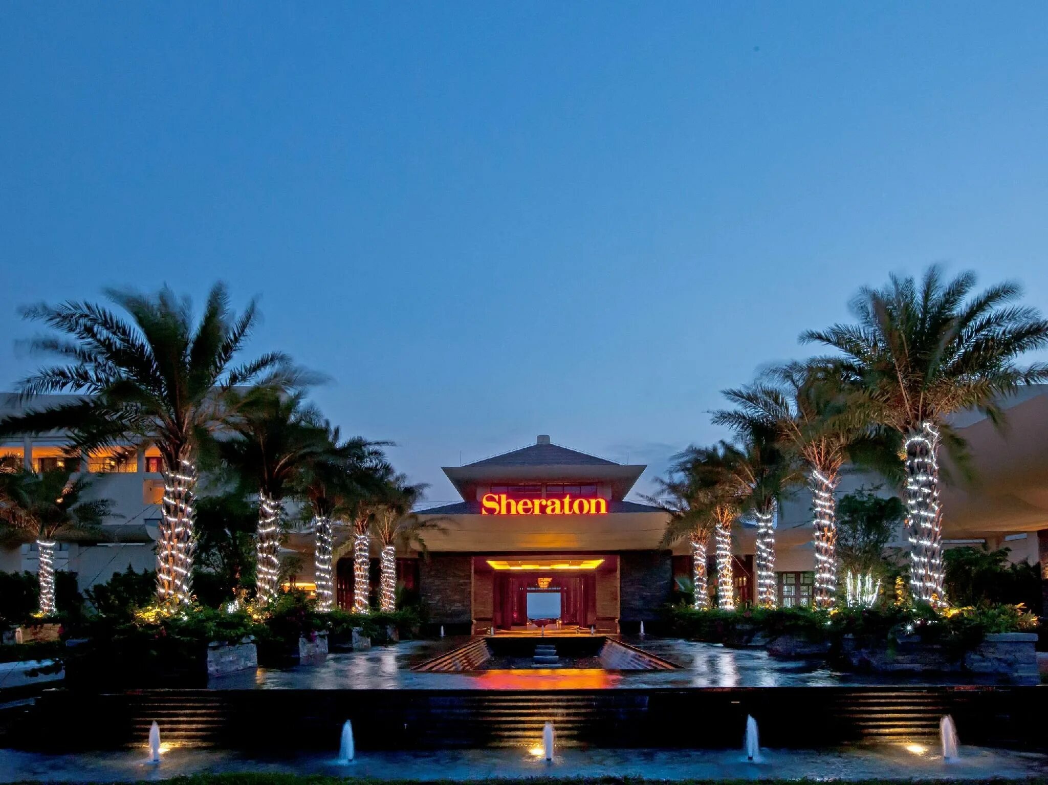 Хайнань шератон пенинсула. Шератон санья резорт. Sheraton sanya yalong bay resort. Остров хайнань бухта ялунвань. Отель шератон хайнань.