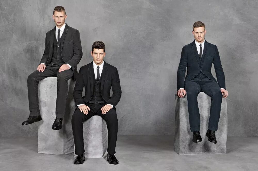 несколько мужчин в костюмах. чёрный силуэт человека. Try 3 man. костюм дольче габбана. двое мужчин бегут.