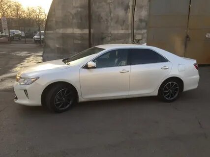 Белая камри на белых дисках