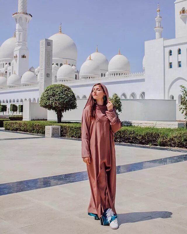 В какой одежде дубай. Дубай проспект шейха Зайда. Мечеть шейха Зайда Абу-Даби. Дубай мечеть шейха Зайда дресс. Мечеть в Абу Даби одежда.