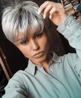 Блоггер с короткой стрижкой