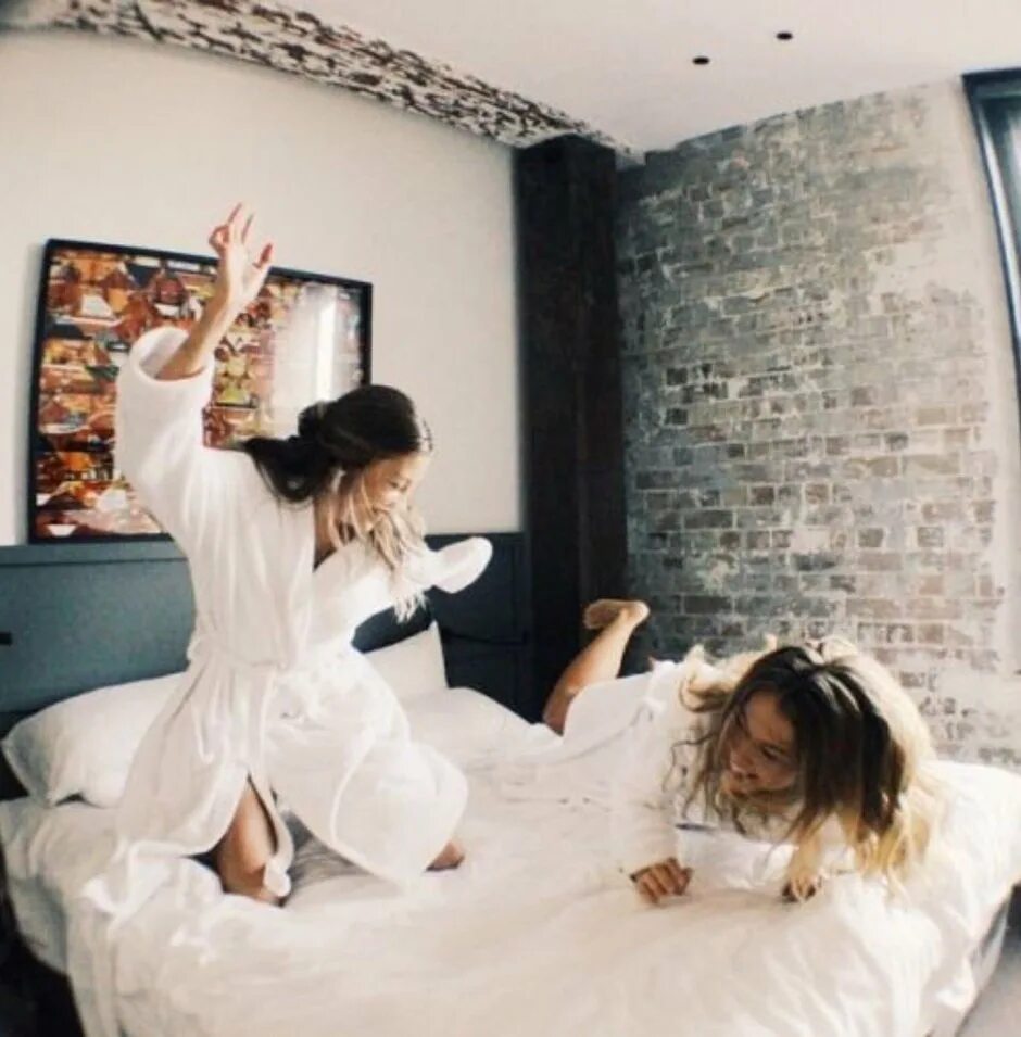 Комната для девичника. Что можно поделать ночью с подругой. Ночевка с друзьями. Девушка на ночёвке с подругой. Подружки в кинотеатре.