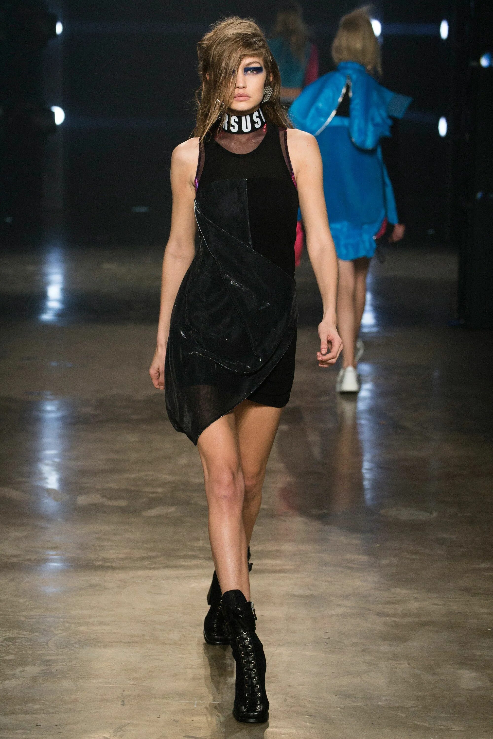 Versus 2017. Показ версаче 2017. versace 2017 fw модели. показ версаче на неделе моды в лондоне. на подиуме черные туфли.
