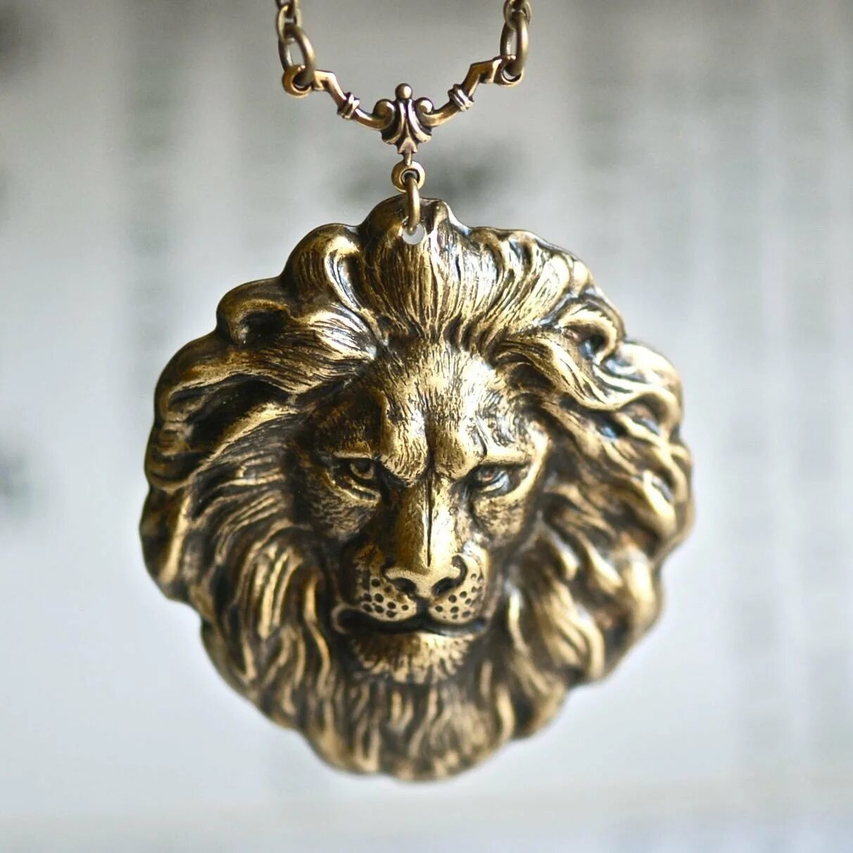 Украшать львов. Лев украшение. Голова Льва. Подвеска Лев. Медальон Лев.