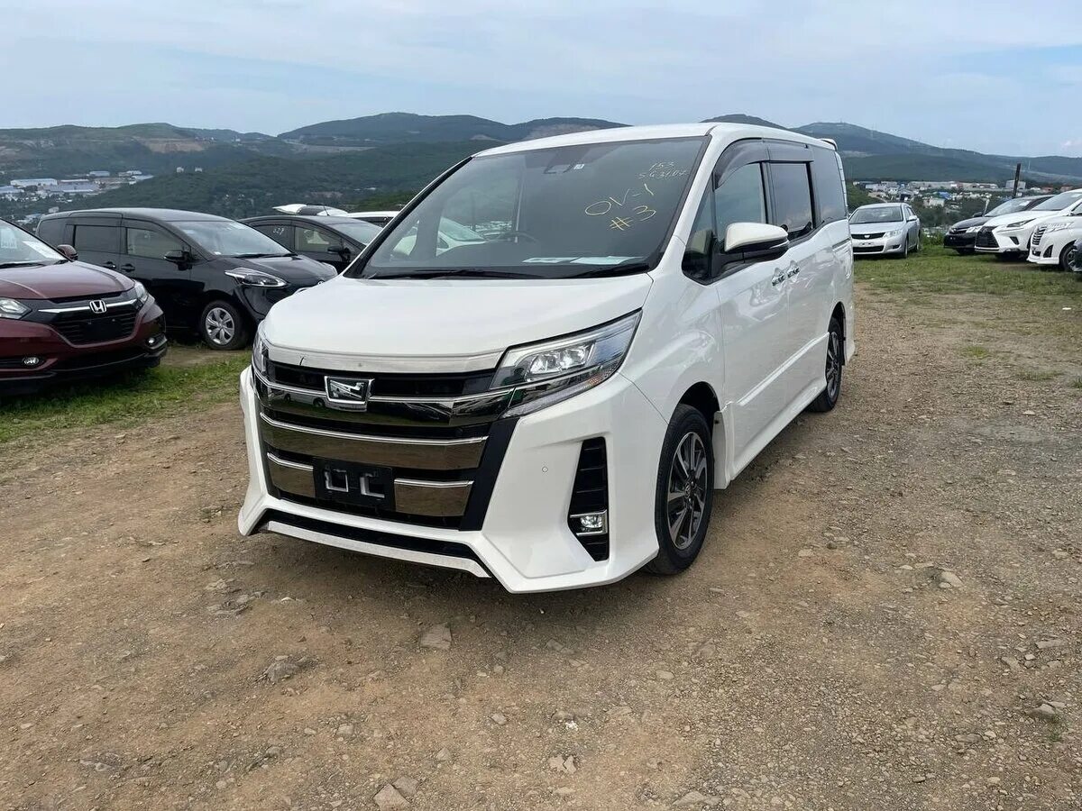 Тойота во владивостоке 2019 купить. Toyota Noah III. Toyota Noah 3 в горах. Японская машина Тойота за 1400000 безпробежная.