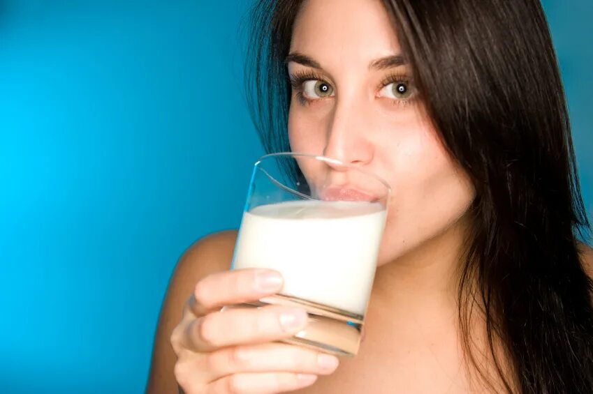 Человек пьет молоко. Картинка пить молоко. Молоко улыбка. I drink milk in the morning. Girl is drinking milk.