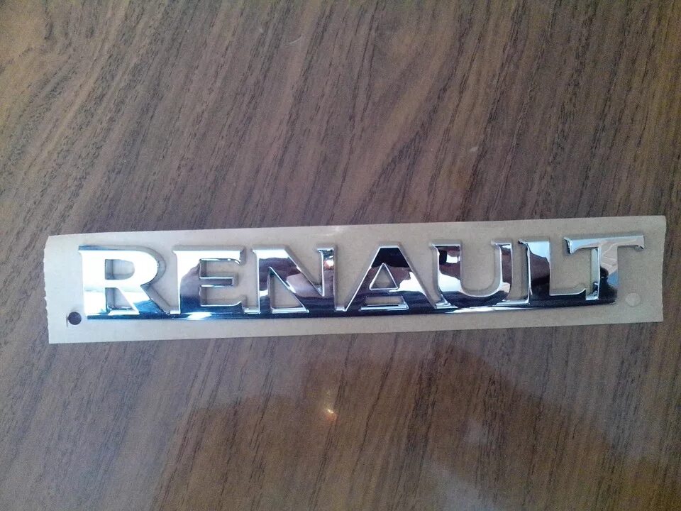Шильдик задний рено логан 1. 4. Шильдик логан. Шильдик на багажник рено логан. Рено логан надпись.