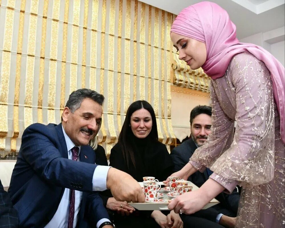 Сватовство в турции. Помолвка в турции. Помолвка в турции. Помолвка в турции красная лента. Обычаи помолвки в турции.