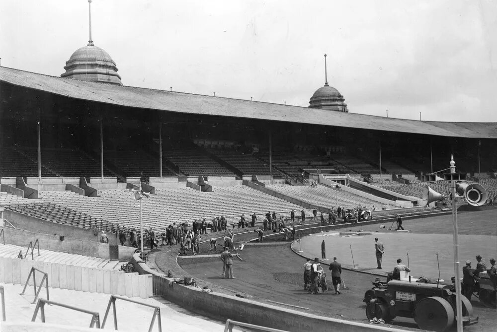 Стадион уэмбли старый. Стадион Уэмбли 1923 год. Уэмбли 1948. Wembley Stadium in 1966. Уэмбли стадион старый.