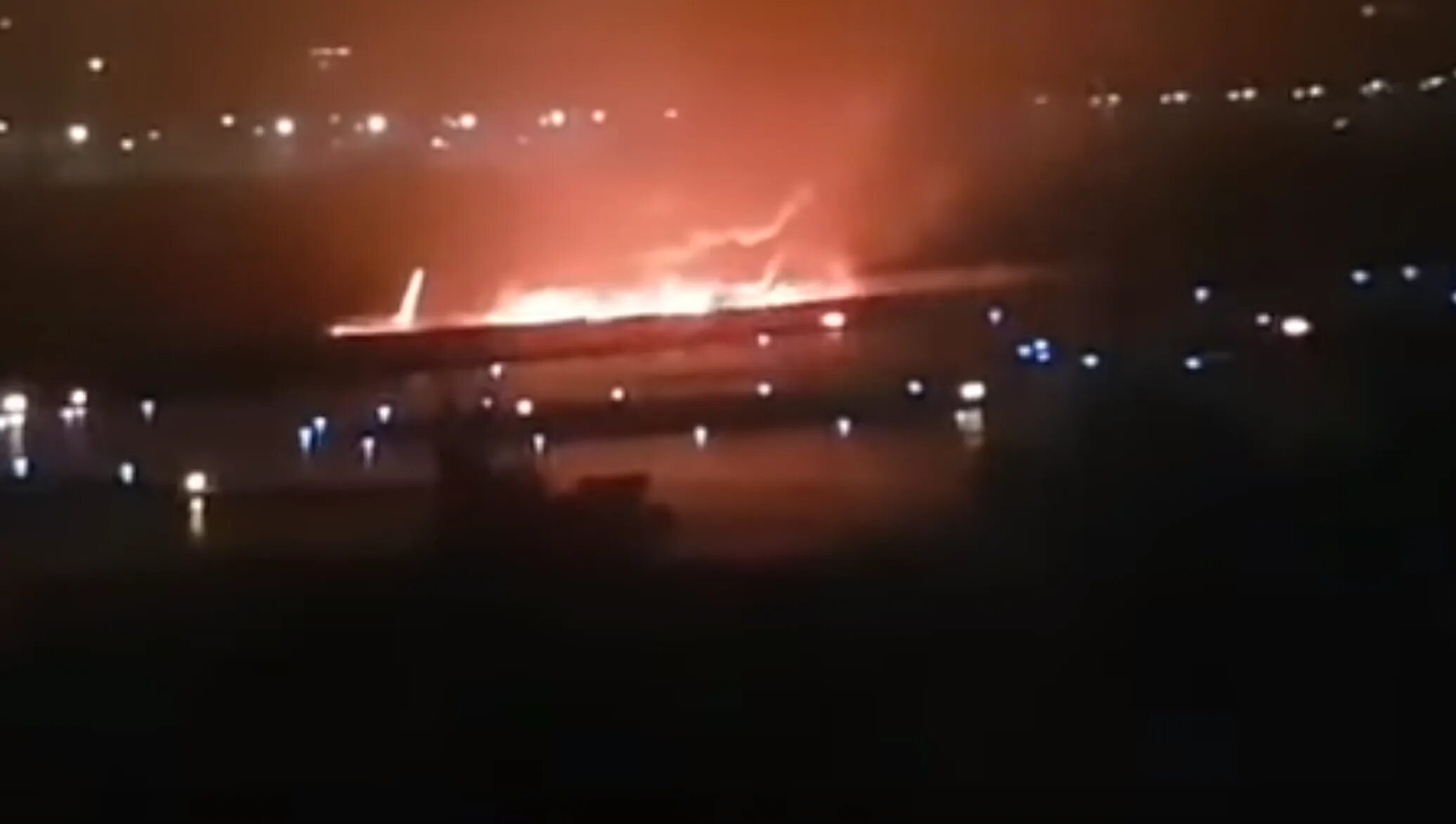 В сочи горит аэропорт. Ижевск Сочи самолет Боинг-737. Сочи туман аэропорт. Посадка в Сочи ночью фото. Горящий ночью аэропорт.