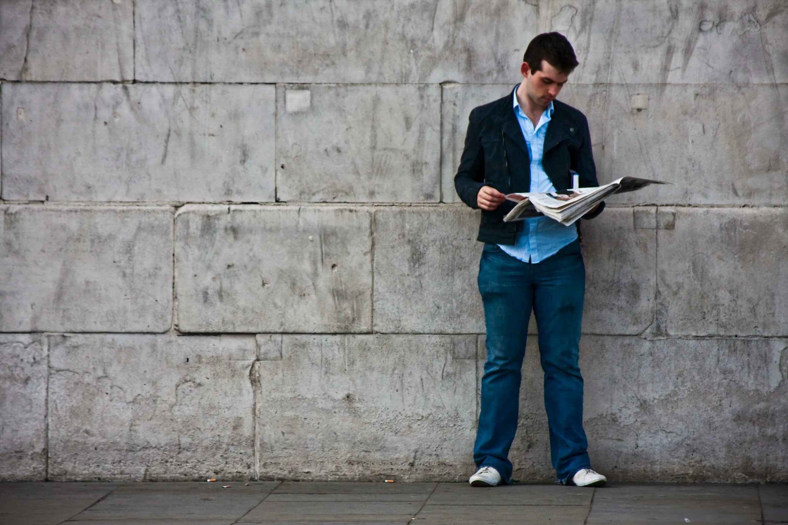 Job paper. Человек с газетой. Мужчина с газетой. Человек читает газету. Мужчина читает газету.