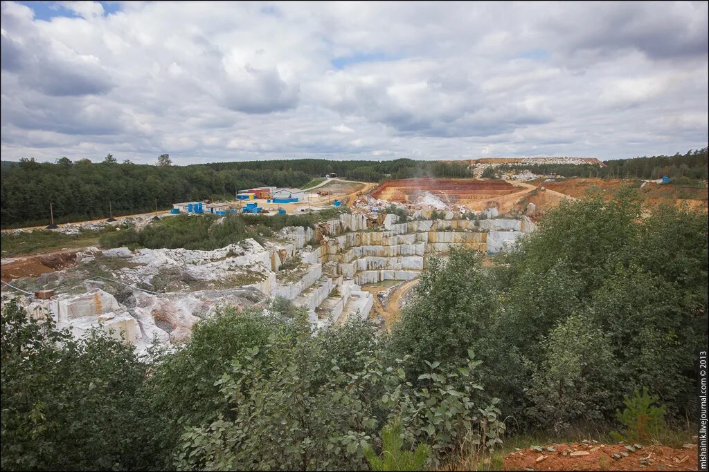 Мраморское месторождение мрамора. Мраморское месторождение мрамора. Мраморный карьер село мраморское. Мраморный карьер купарсаари. Мраморный карьер свердловская.