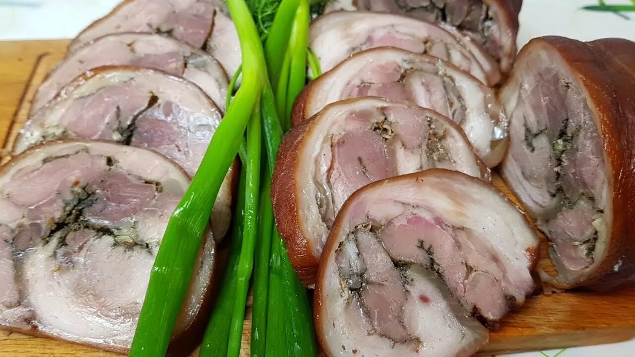 Как вкусно приготовить рулет из рульки. Галина кухня рулет из свиной рульки. свиная рулька ветчина из рульки рулет из рульки. ветчина из свиной рульки. ветчина из рульки галина кухня.