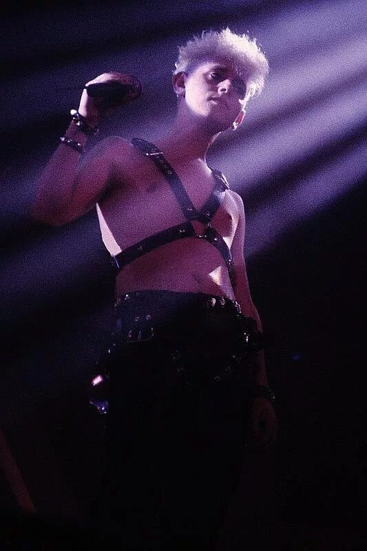Martin lee gore. Музыкант фэнтези арт графика. Martin gore 1997. Депеш мод в молодости. Gore mode.
