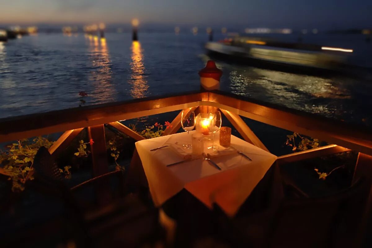 Романтиков 5. Ресторан на заливе вечер. Ресторан на пирсе Венеция. Ночная Венеция ресторан. Атмосферный ресторан Венеция.