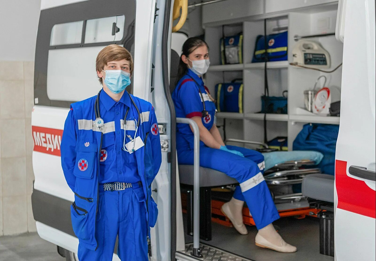 Скорая. Московская скорая. Скорая. Скорая медицинская помощь. Работники скорой помощи.