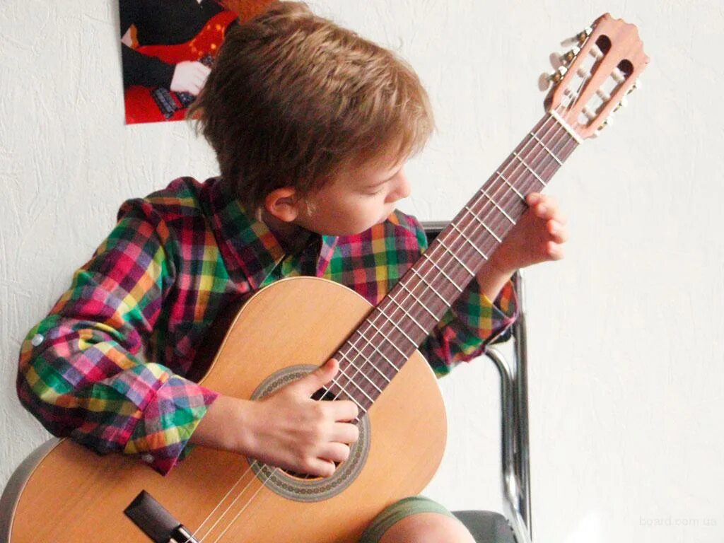 Уроки гитары. Игра на гитаре. Гитара для детей. Электрогитара для дошкольника. Купить гитару мальчику