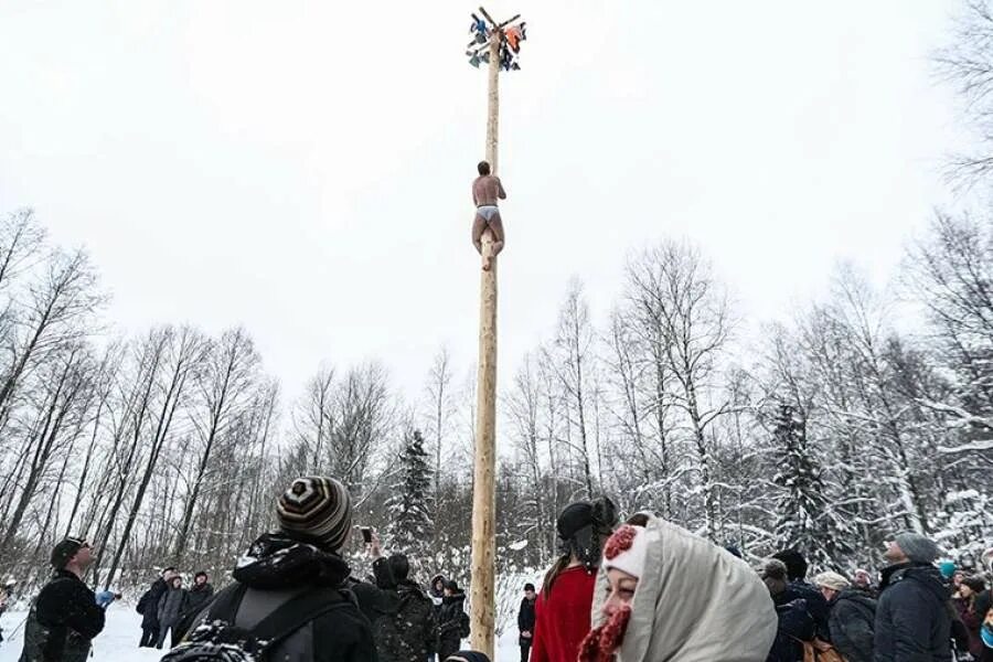 Во сколько масленица в автозаводском парке. Масленица столб. Масленичный столб. Ледяной столб на Масленицу. Ярмарочный столб на Масленицу.