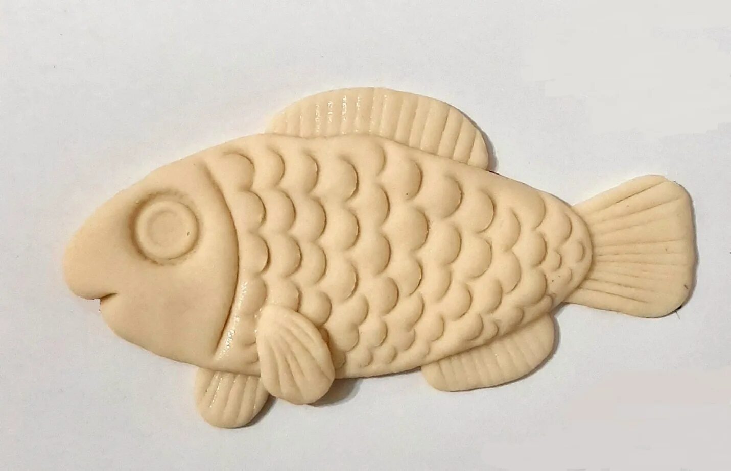 Рыбка из соленого теста. Тестопластика Золотая рыбка. Фигурки из теста для лепки. Рыбка из теста для лепки.