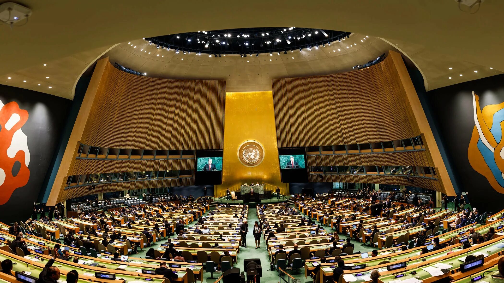 Оон показала. Генассамблея ООН 2022. Генеральная Ассамблея ООН 2019. Зал Генеральной Ассамблеи ООН. Генеральная Ассамблея ООН 2023.