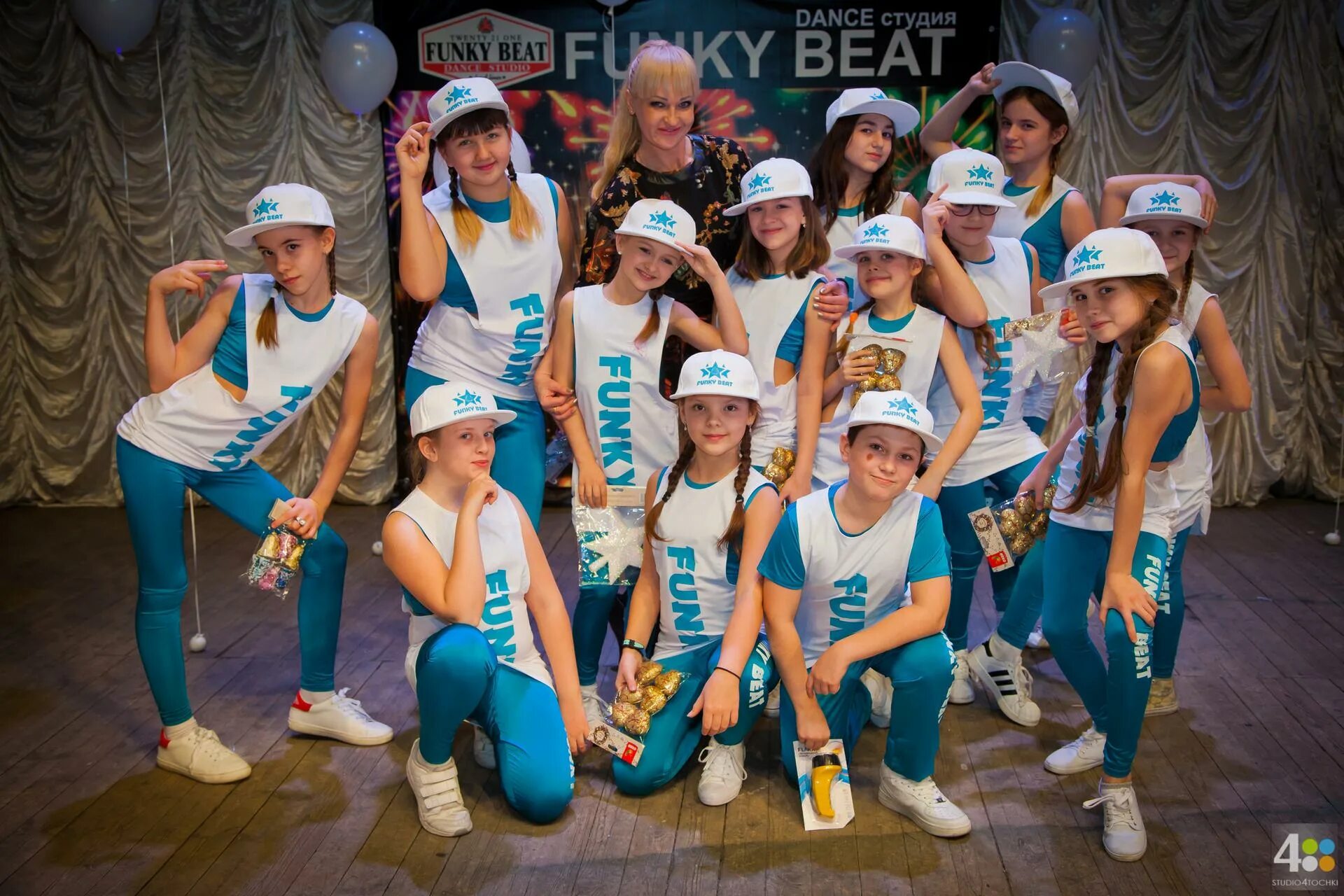 Фанки бит. Фанки бит ростов на дону. Фанки бит. Видео танцевальная студия фанки бит ростов на дону. Дискотека 90 декорации.