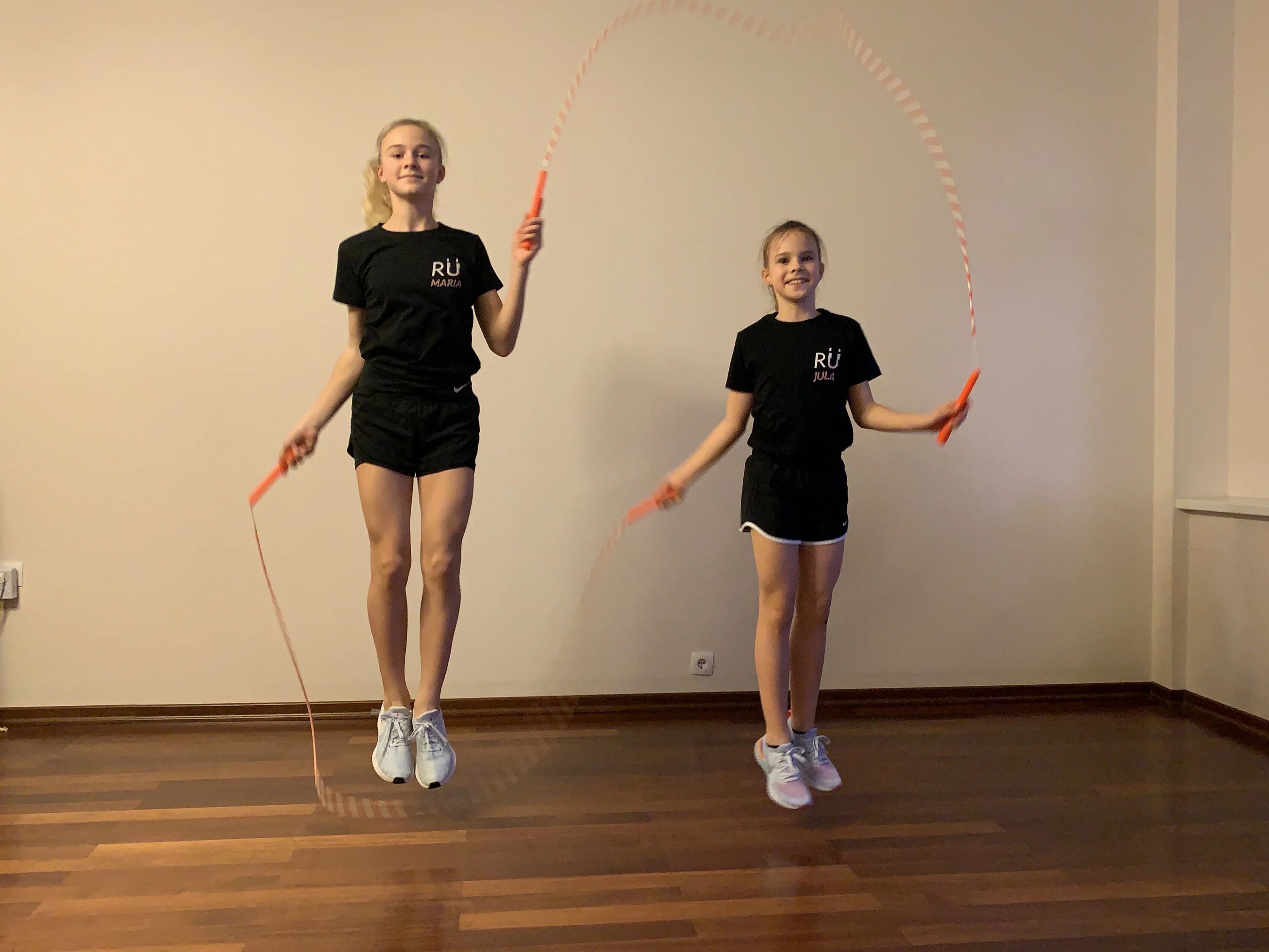 Прыжки через скакалку упражнение. Елена полторыхина роуп скиппинг. Техника прыжков через длинную скакалку. Прыжки на скакалке. Прыжки через две скакалки.