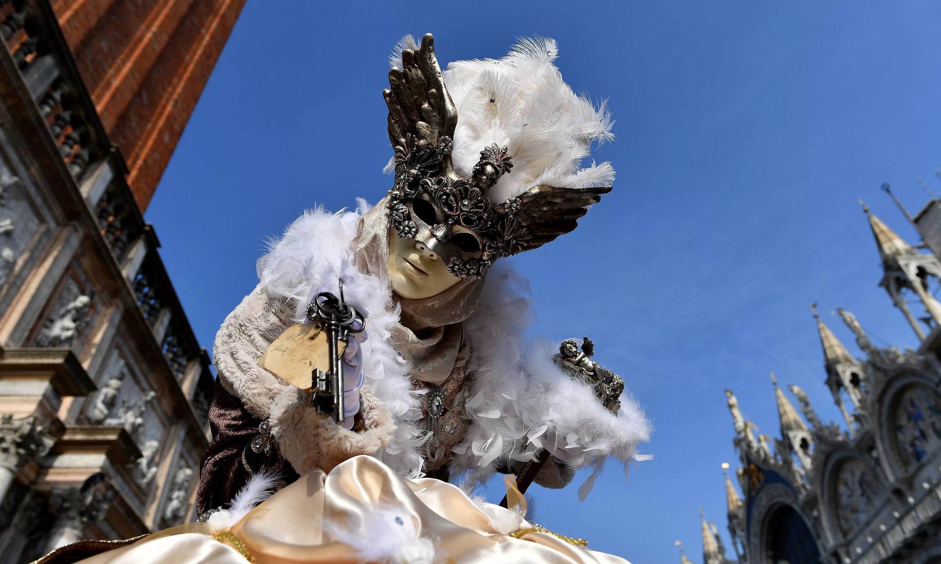 Венеция карнавал гондола. Венецкий карнавал в Италии. Венецианский карнавал Андре Кампра. Карнавал в Венеции шествие.