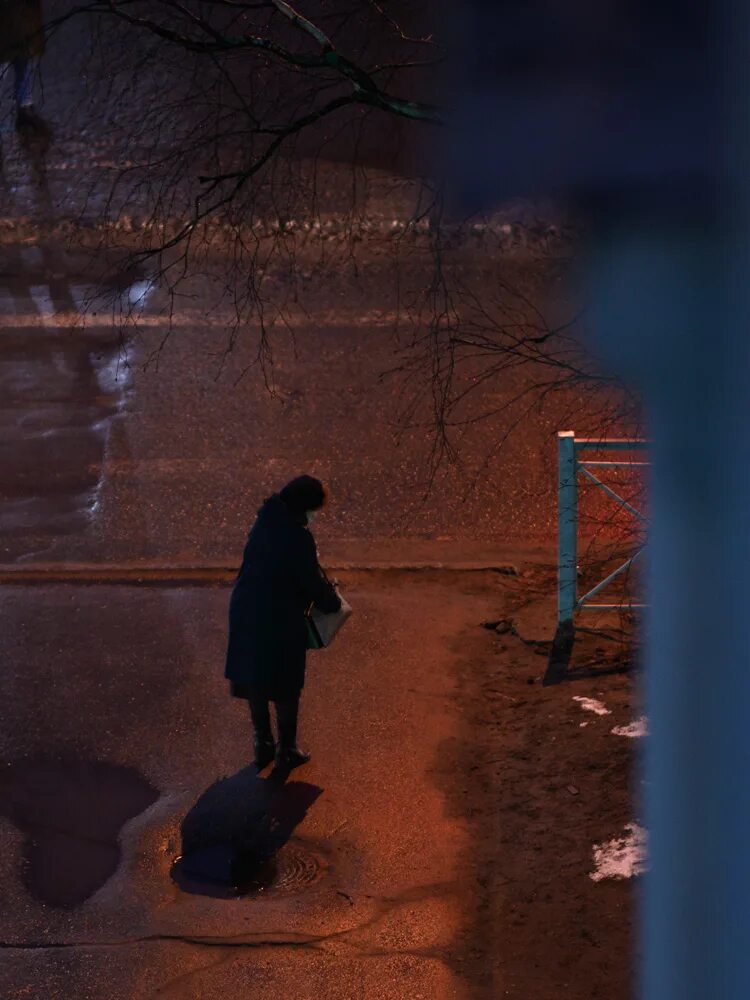 Мне в окно ночь стучит уже давно. Человек в ночи с автоматом. ноги в окне ночью. группа людей под окнами ночью. александр малафеевский северодвинск фотограф.