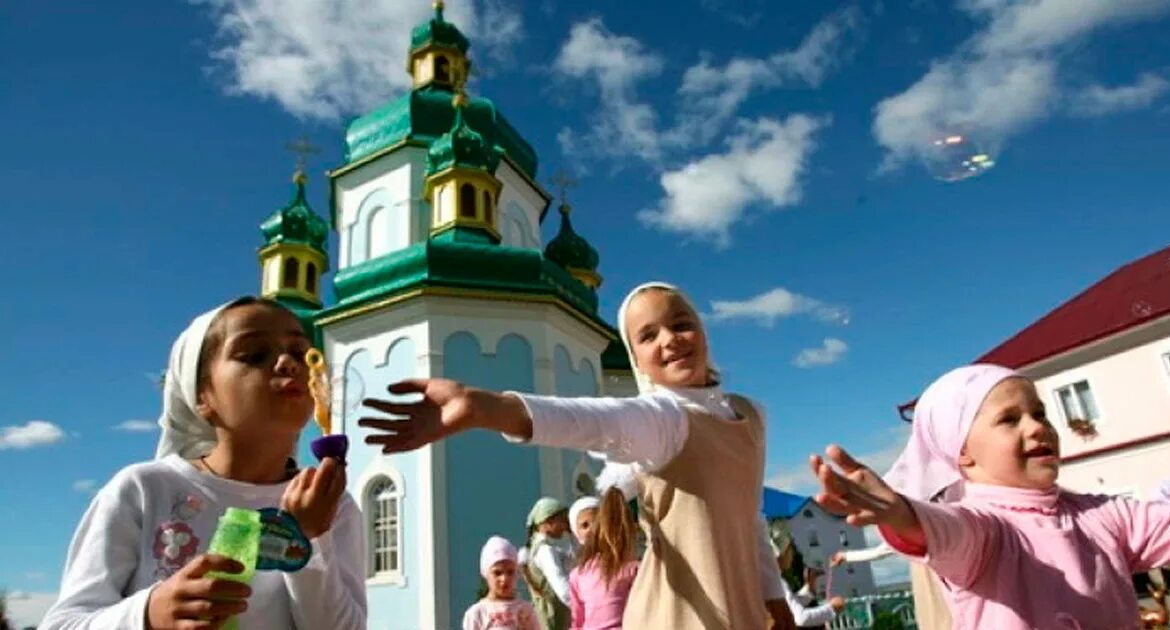 Дети в церкви. Православные дети. Дети возле храма. Дети возле православного храма.