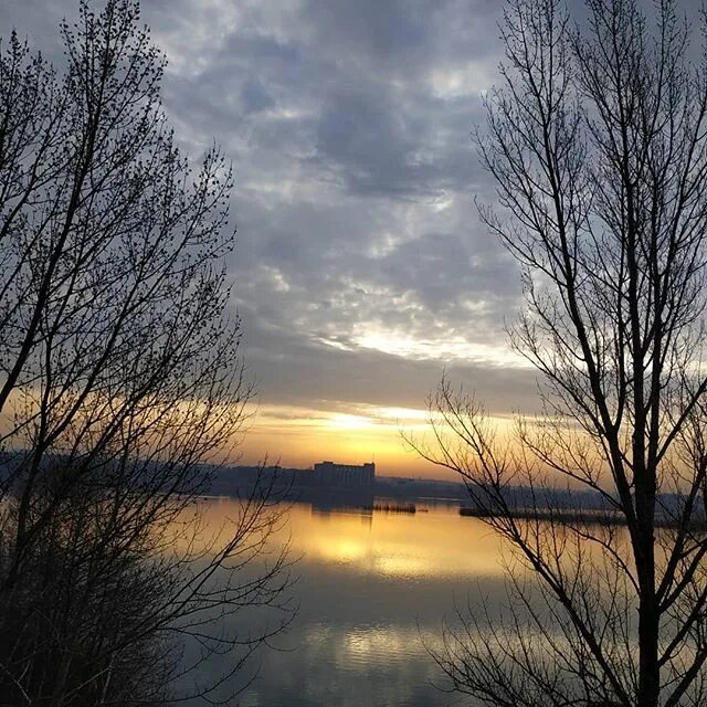 рассвет. пройдет наступит утро раннее. восход солнца рано утром. пройдет наступит утро раннее. природа.