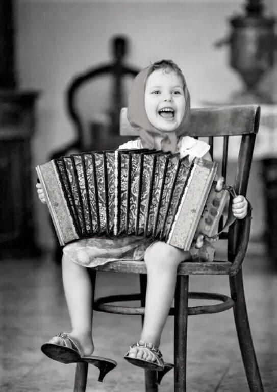 Ребенок с микрофоном. Девушка поет. Девочка поет смешно. Девочка с микрофоном. Девочка поет.