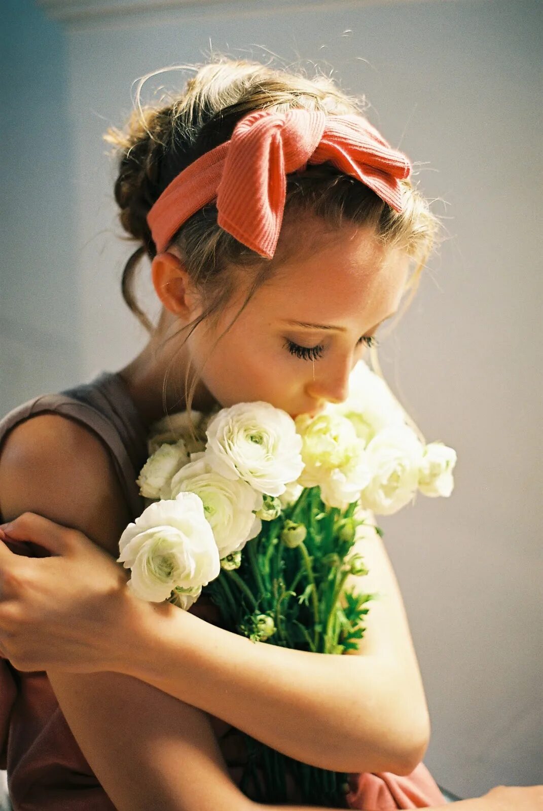 Обнимая букет. Букет "девушке". Девочка с букетом. Девочка с цветами. Девушка с белыми розами.