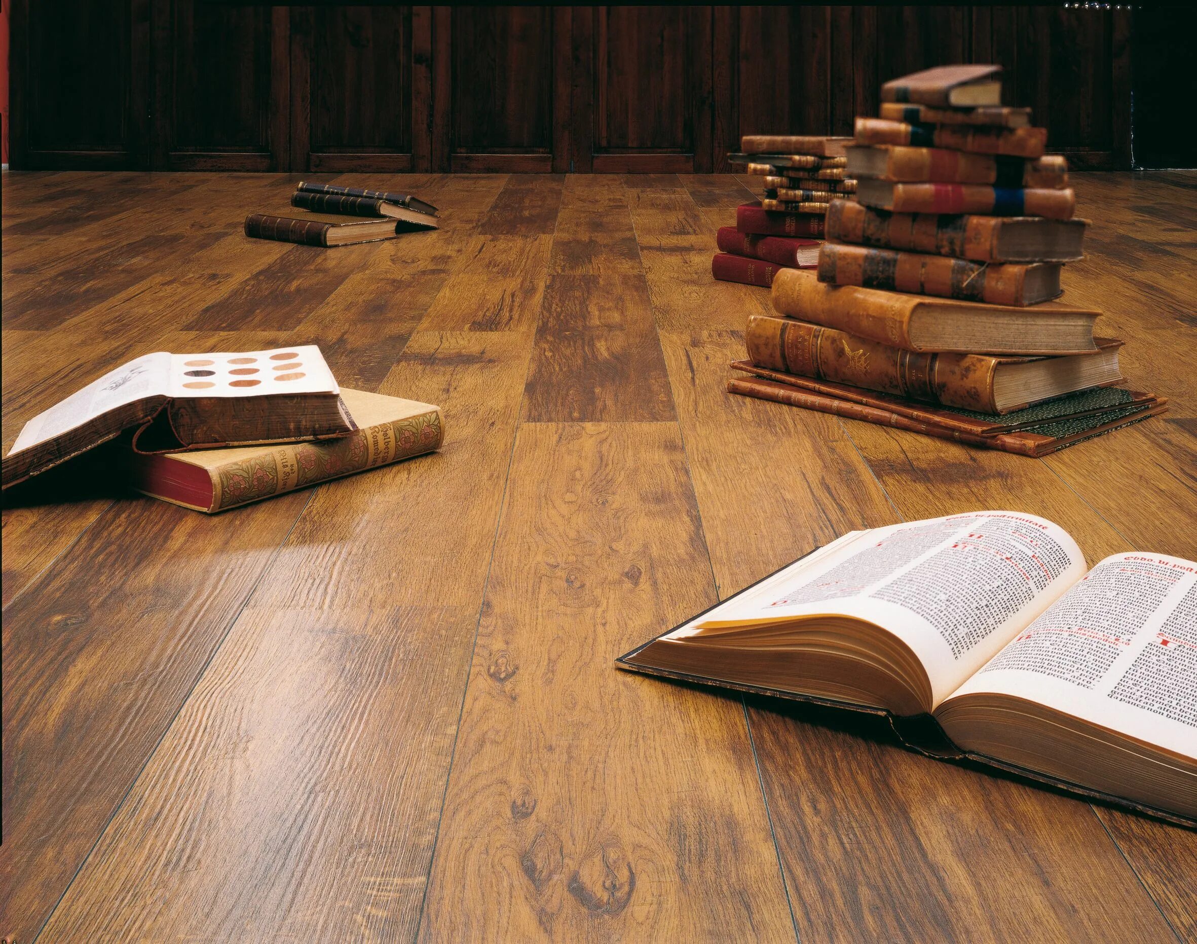 На столе лежит книга которая отражается. Alloc Original 4531 дуб ретро. Книги на полу. Разбросанная бумага на полу. Стопка книг на полу.