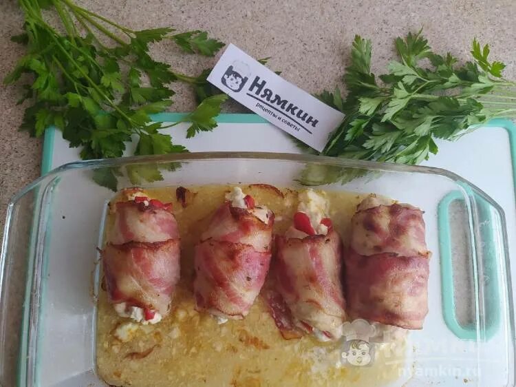 Рулет из филе курицы с беконом. Бекон с сыром и чесноком рулетики. рулетики из болгарского перца с сыром в беконе. куриные рулетики с сыром без бекона и картошкой в духовке. рулеты в фудсити в беконе.