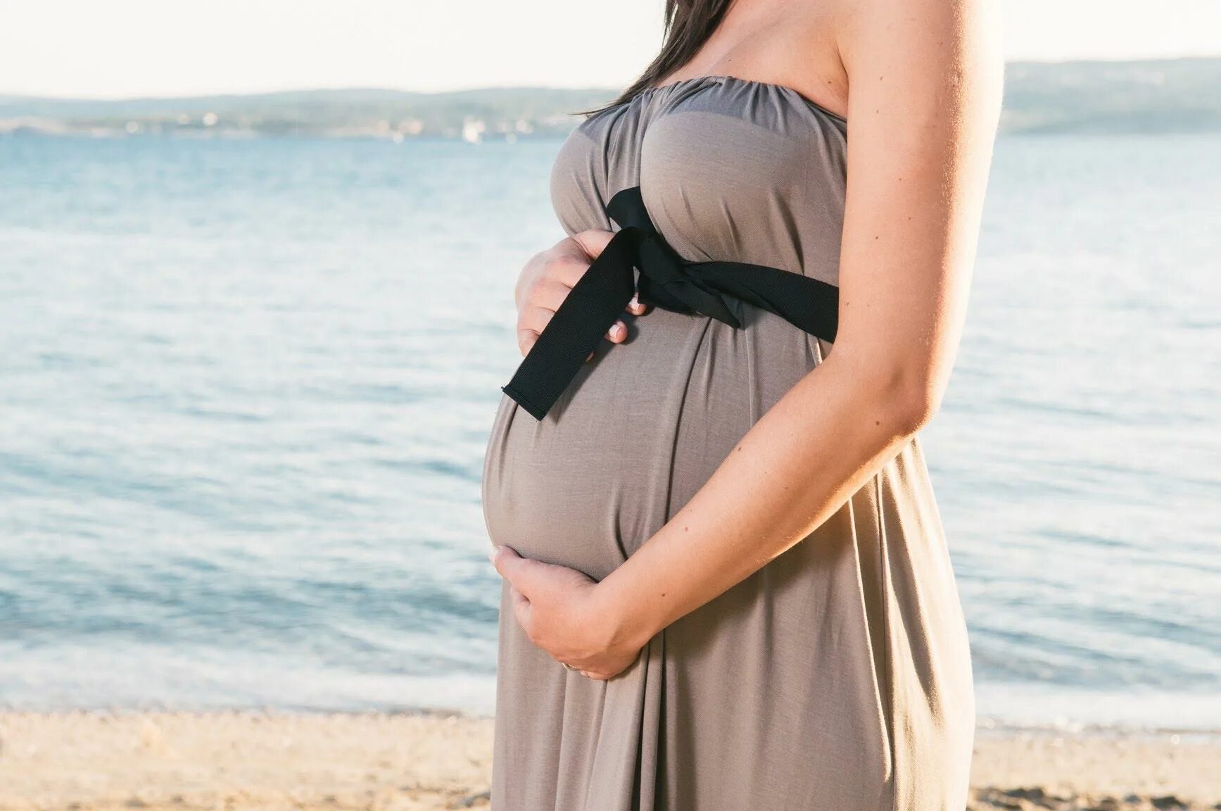 2 беременность в 35 лет. Беременность летом. Фотосессия беременных на море. Беременные женщины летом.