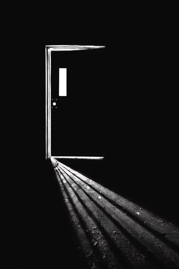 Дверь в темноте. Дверь со светом. Приоткрытая дверь в темноте. Открытая дверь в темноте