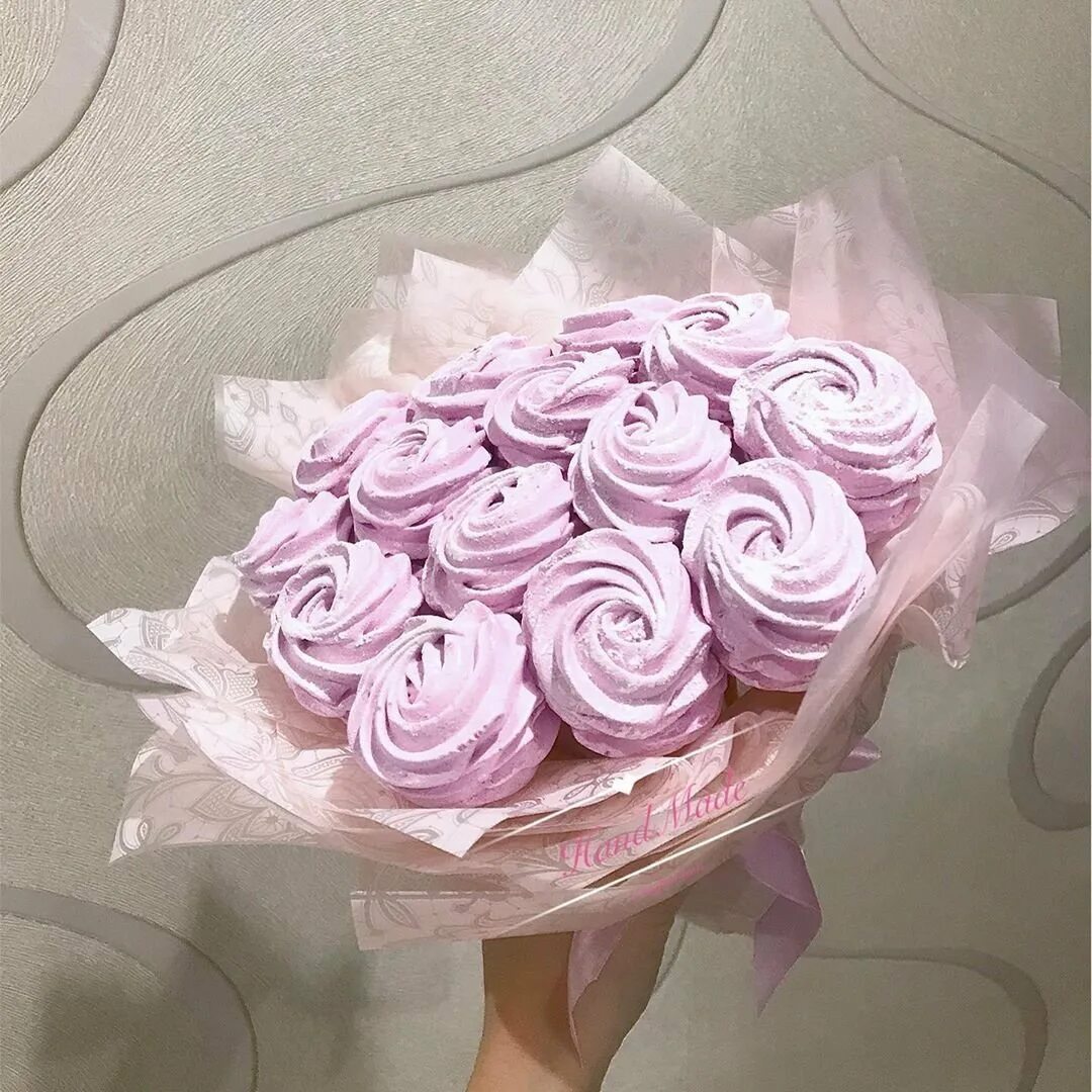 Зефирный букет тюльпанов. Цветочные букеты из зефира. Как сделать розу из зефира. Как сделать розу из зефира. Малиновка зефирные розы.