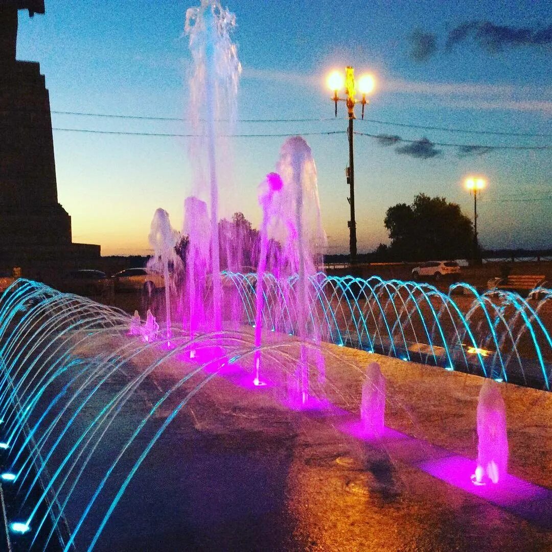 парк у нэта волгоград. куда можно сходить в волгограде погулять. арки в центральном парке волгоград. волгоград красноармейский район. куда сходить погулять в волгограде.