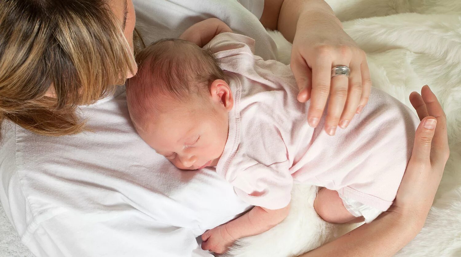 Послеродовой период у женщин. Сон роды мамы. Сон роды мамы. Сон роды мамы. Мама спит с малышом.