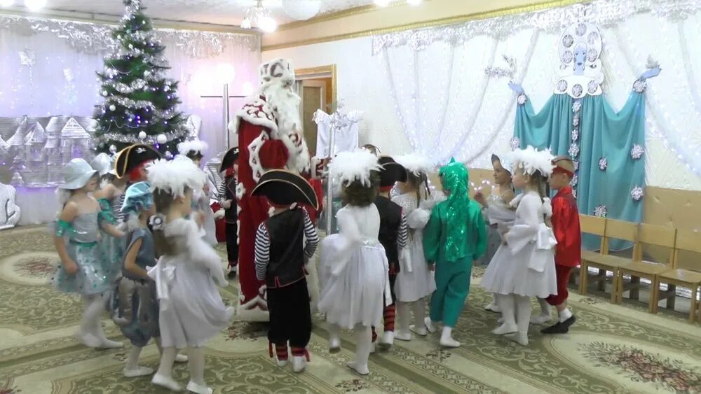 Сценарий нов утренника в подготовительной группе. Дед мороз на празднике в детском саду. игры на новогоднем празднике в детском саду. игры с дедом морозом на новогоднем утреннике. танец деда мороза с детьми на новогоднем утреннике.