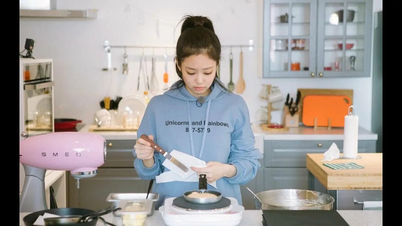 Дженни тесто. Дженни blackpink house. дженни блэк пинк хаус. blackpink house дженни готовит.