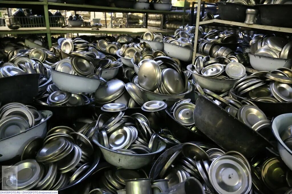 штамповка посуды из металла. производство посуды из металла. производство посуды из металла. ассортимент металлической посуды. производство посуды из металла.