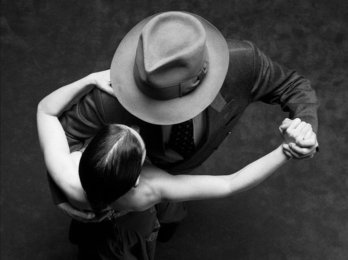 Пара танцует. Пара танцует вид сверху. Шляпа для танго. Танцев танго в шляпе.