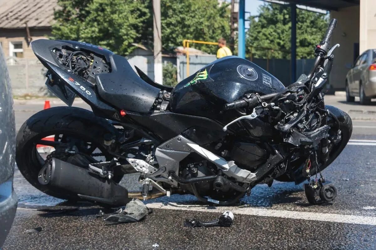 Мотоцикл после аварии. Разбитый мотоцикл Кавасаки. Разбитый Кавасаки ниндзя. Разбитый черный Кавасаки ZX 9. Разбитый черный Кавасаки ZX 6 R.
