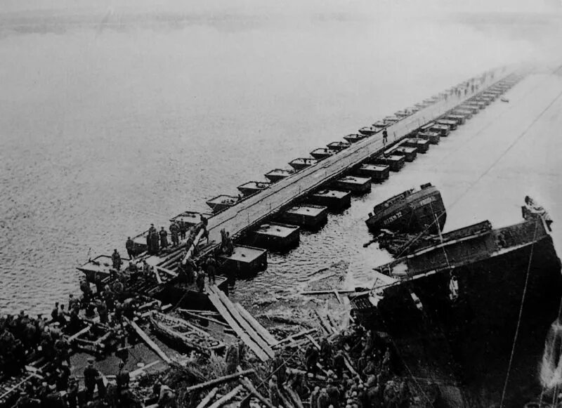 Погрузился на понтоны первый взвод. Понтонный мост ВОВ. Понтоны в ВОВ 1941-1945. Понтонная переправа ВОВ.