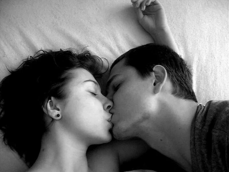 Он сел на постели долго таращил. Красивый поцелуй. Нежный поцелуй. Поцелуй фото. Поцелуй картинки красивые.