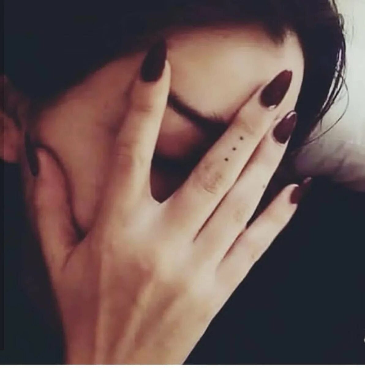 Что значит точка у девушек. Тату точки на пальцах. тату на пальце для девушек. тату на пальцах для девушек точки. девушка с пальцем.